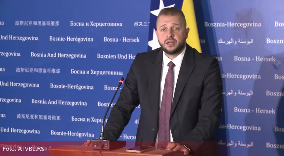 Подлегао притисцима странаца па се правда