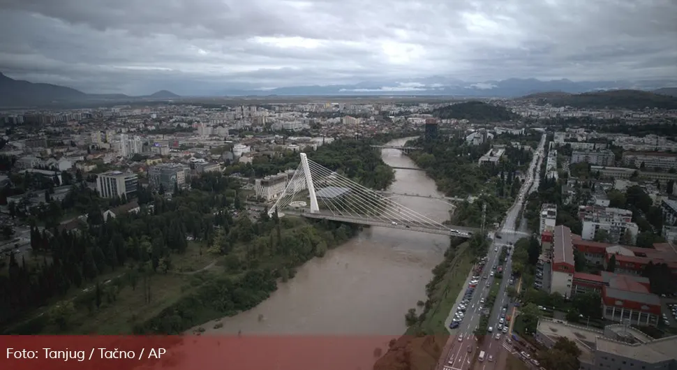 Из ријеке Мораче извучено тијело жене: Скочила са моста у центру града