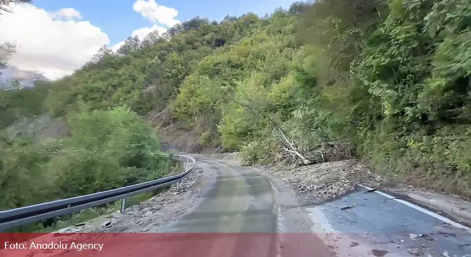 Због поплава тешка ситуација на путевима, саобраћај се отежано одвија