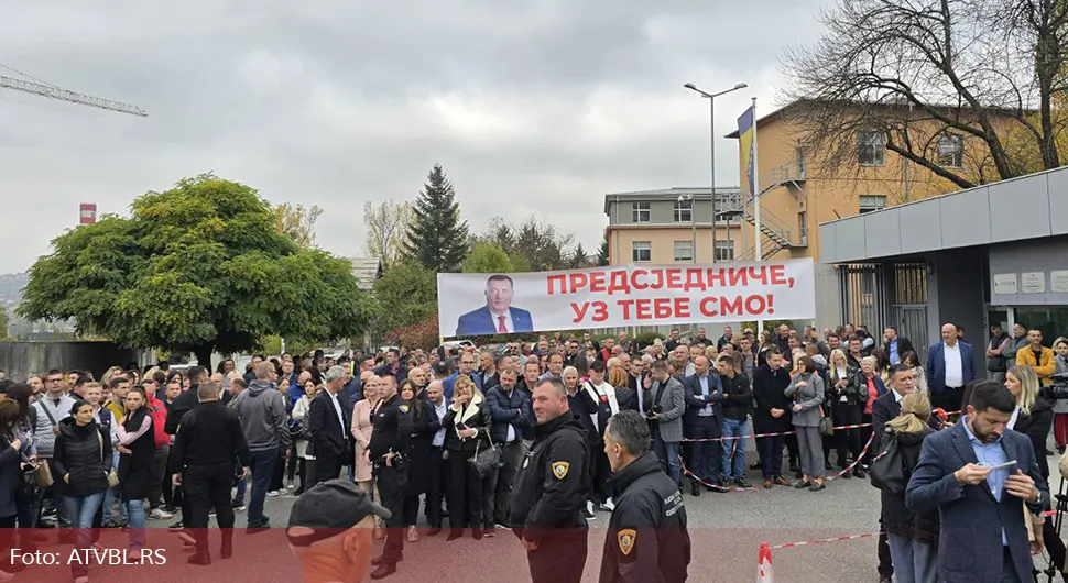 Подршка предсједнику Додику и Милошу Лукићу - Велики број људи испред Суда БиХ