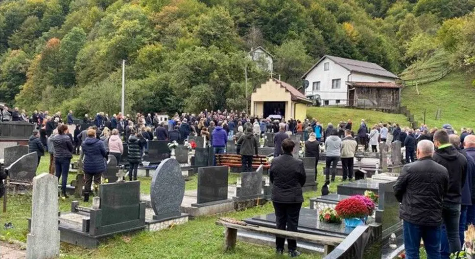Велики број људи на сахрани човјека ког је бујица однијела док је био у ауту