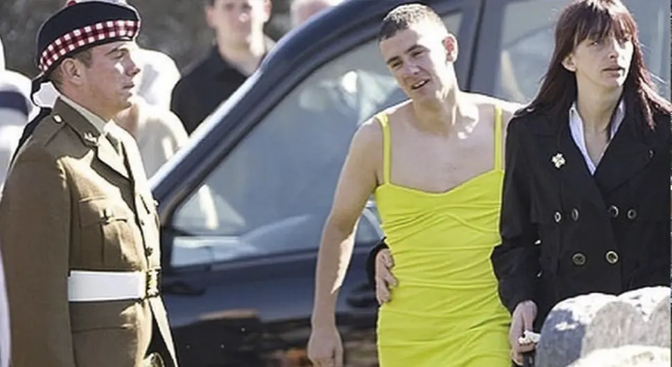 На сахрану пријатеља обукао зелену хаљину: Људи су остали без текста кад су чули шта је разлог