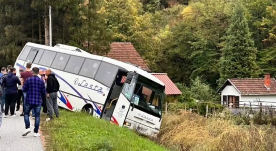 Аутобус завршио у њиви