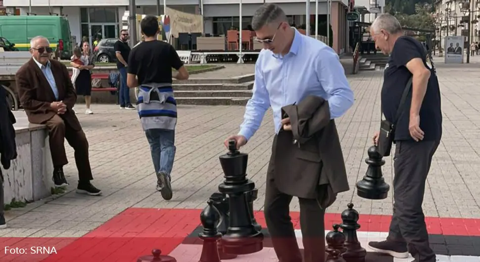 Дамјан Шкипина поклонио најстаријим суграђанима шаховску таблу и фигуре на шеталишту у Палама