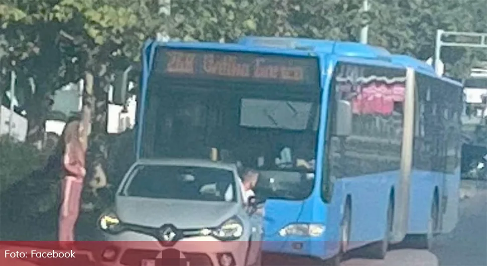 Стао аутомобилом на станицу па псовао возача аутобуса