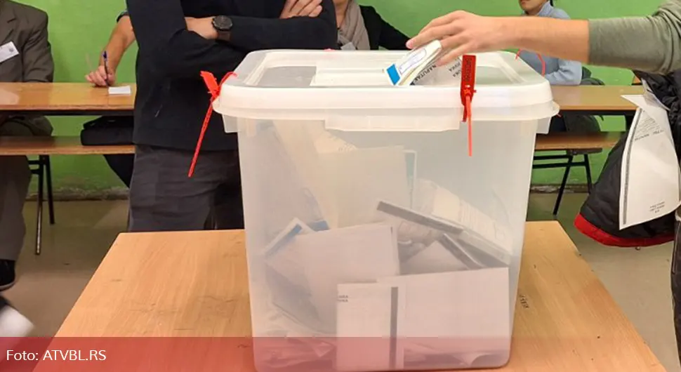 Скенери за гласање у Тузли на два бирачка мјеста се покварили: Гласање ипак на традиционални начин