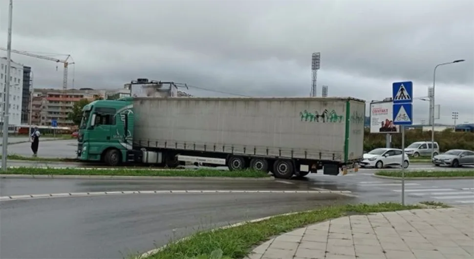 Камион се ''заглавио'' у бањалучком кружном току