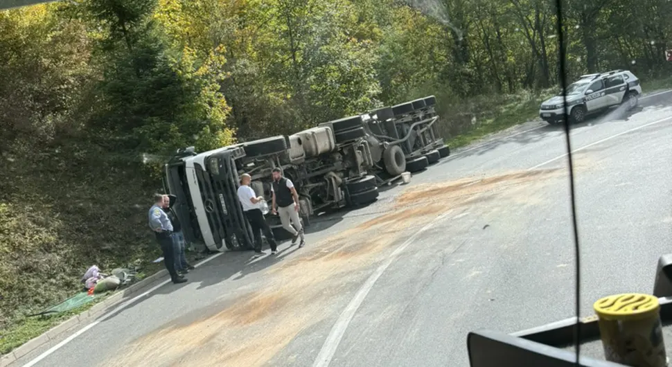 Још једна незгода у БиХ, преврнуо се камион