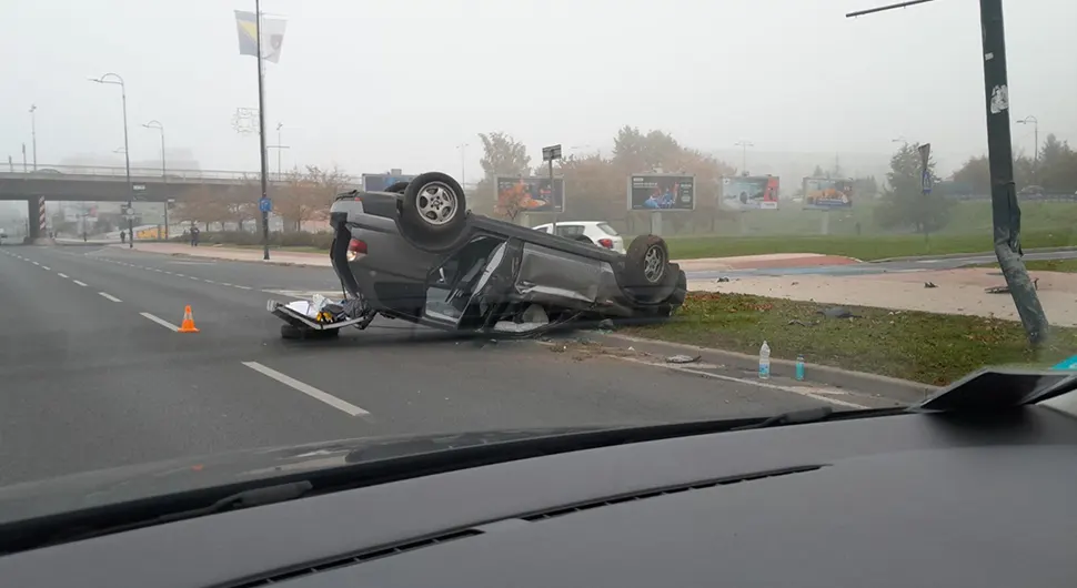 Незгода у БиХ, ауто завршило на крову