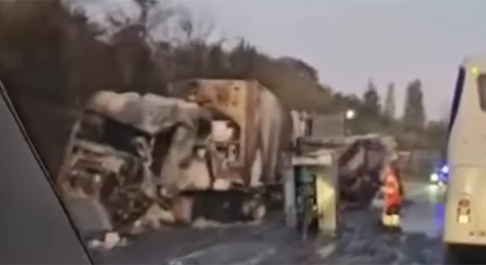 Стравичан судар два камиона, једна особа страдала