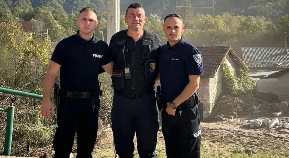 Млади полицајци из БиХ спасили шест особа у Јабланици