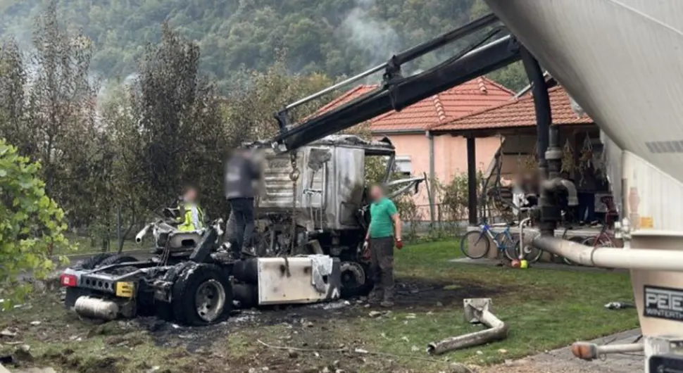 Цистерна се запалила и улетјела у двориште куће