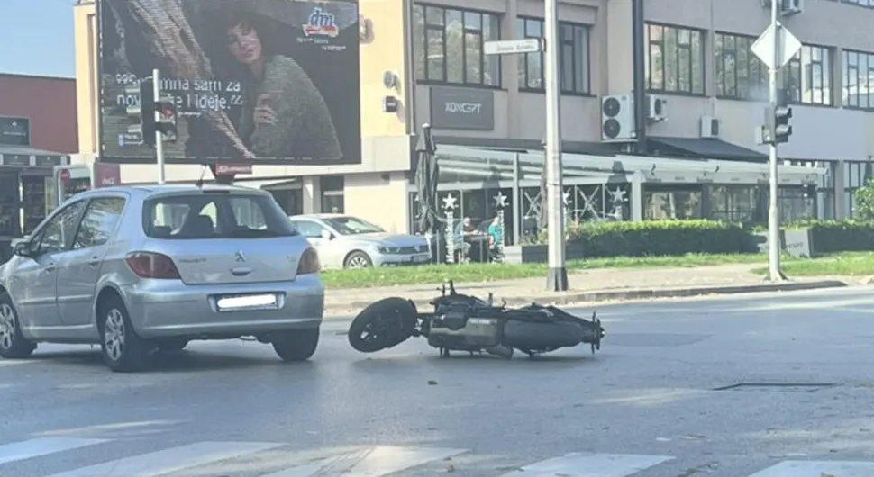 Дијелови расути по путу, тежак судар аутомобила и мотоцикла у Бањалуци