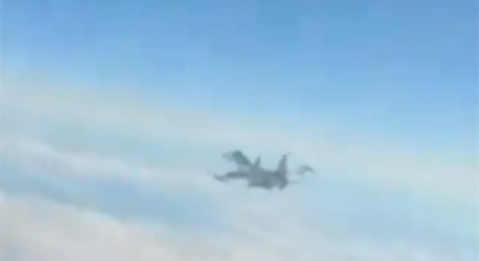 Су-35 прозујао поред америчког Ф-16: Снимак леди крв