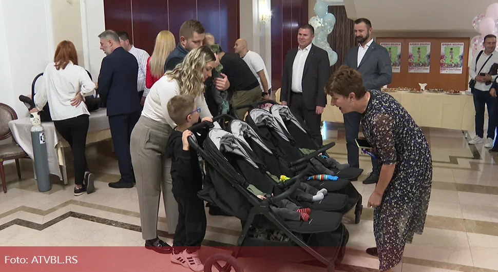 Породицама тројки и четворки у Српској уручени поклон ваучери