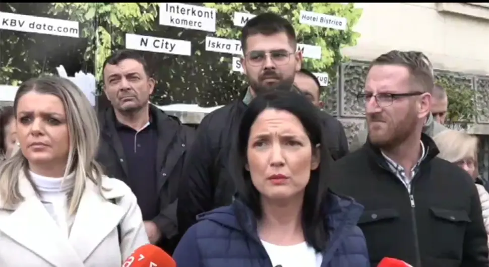 Тривићева испред Градске управе: Ако је Станивуковић мушко, нека дође, мушкарчино, ајде