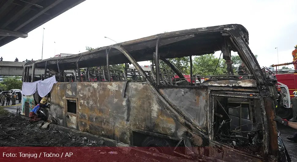Најмање 22 ученика погинулa у пожару школског аутобуса