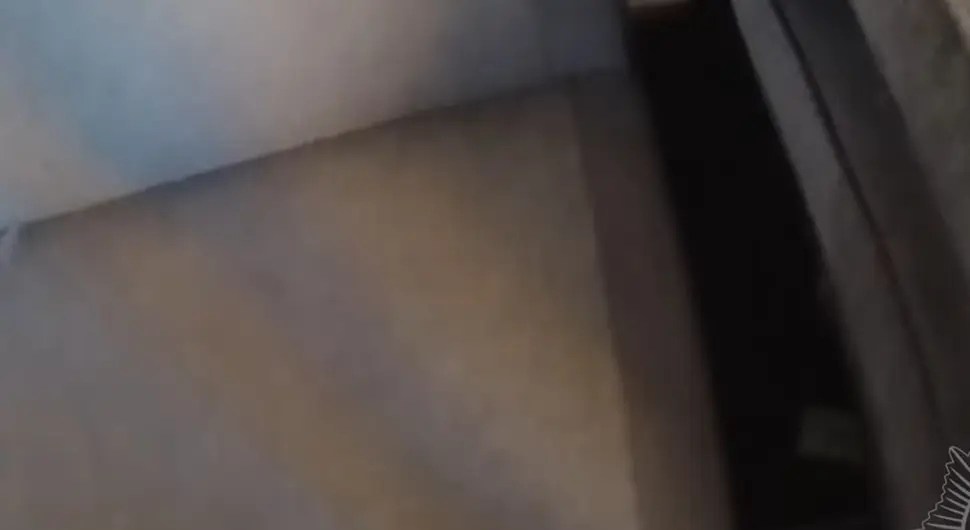 Полиција дошла да га хапси, а због мјеста гдје се сакрио ''морали'' су да објаве видео!