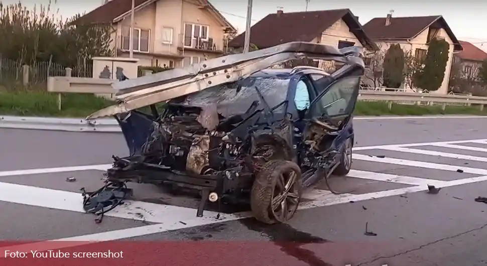 Језива саобраћајка код Приједора: Ударио у стуб расвјете па у знак, пасат уништен!