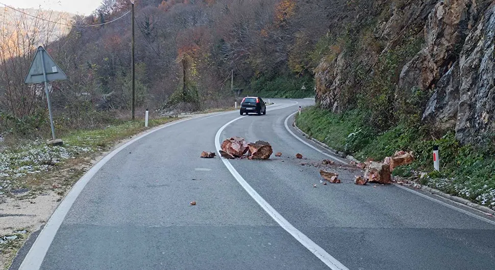 Стијене се обрушиле на пут Бањалука - Мркоњић Град