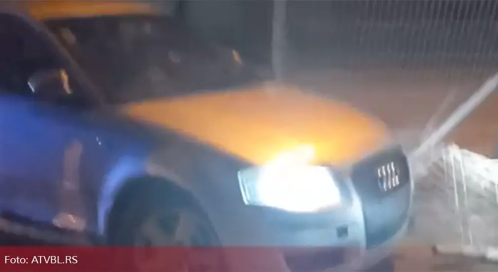 Аудијем се забио у ограду испред дисконта пића у Бањалуци