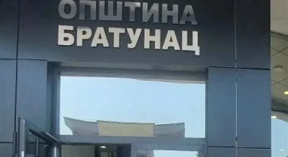 Нерегистрован аутомобил паркирао на улаз општине