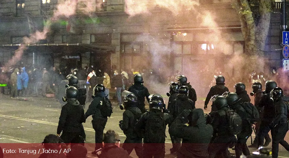 Запаљена зграда Парламента Грузије