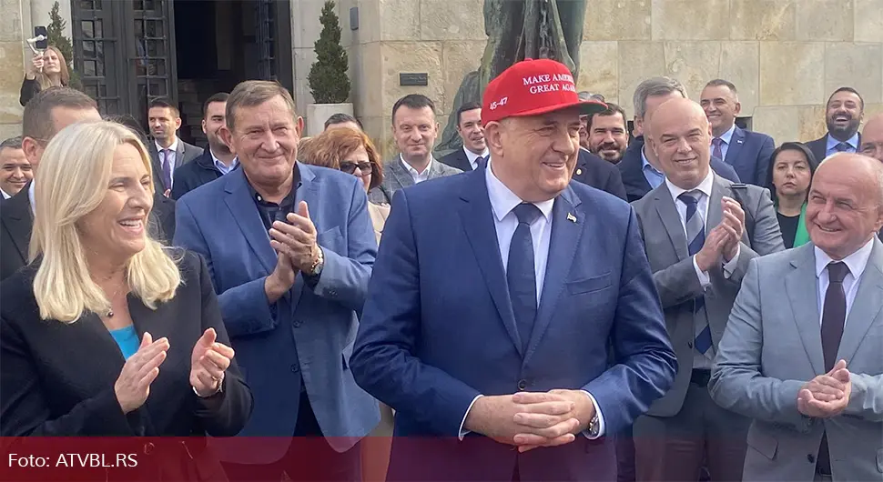 Славље испред Палате Републике, предсједник Додик са чувеним качкетом