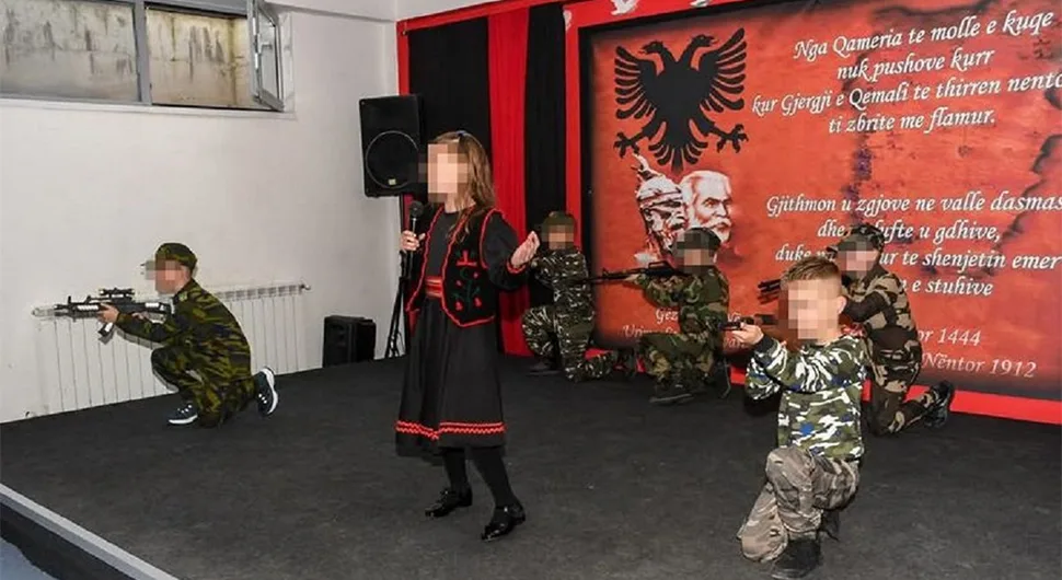Монструозно! Албанци натјерали дјецу да носе пушке и униформе у школској представи