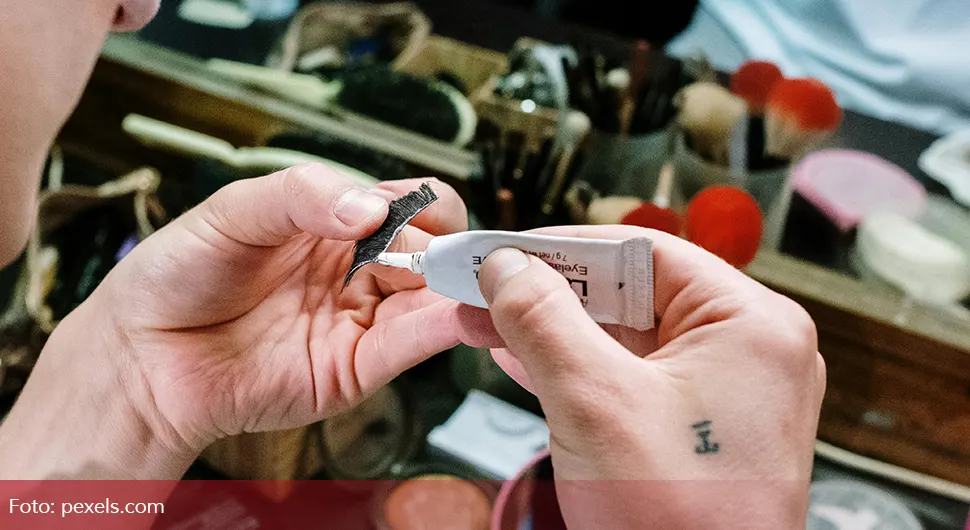 Уклоните супер лијепак са коже у трену помоћу ових састојака