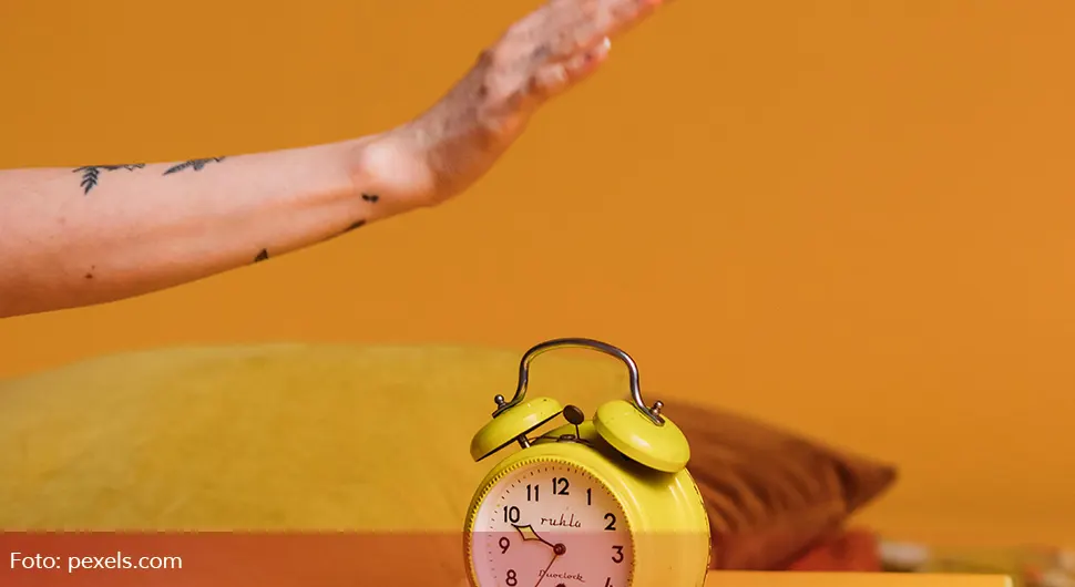 Зашто се често будимо пет минута прије аларма?