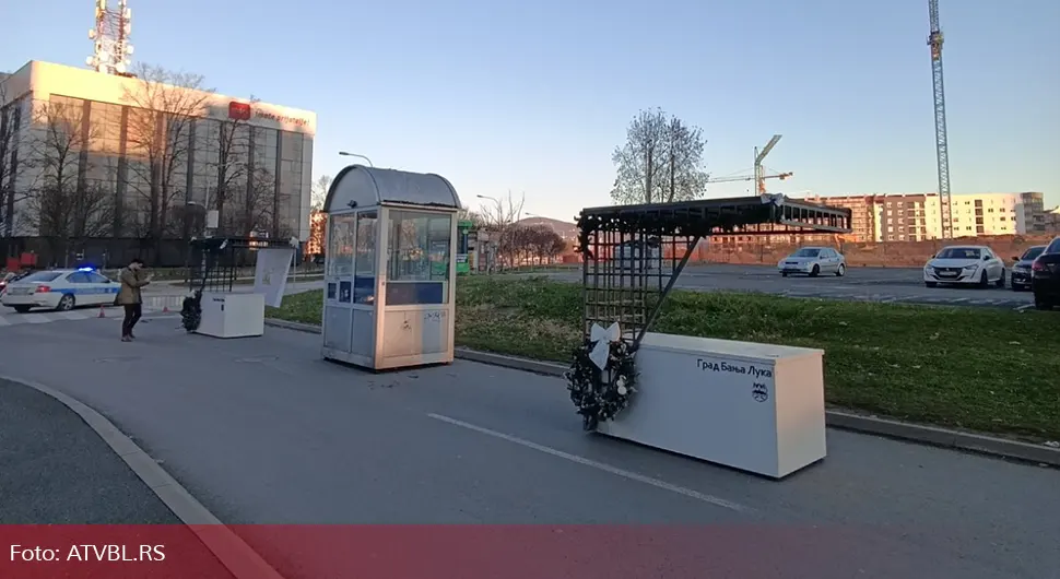 Постављене кућице и нови знак за пјешачку зону код јавног паркинга на Тргу Републике