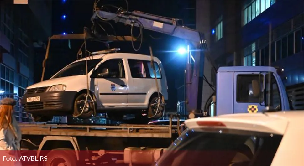 Полиција уклања возила која су постављена као блокада на Тргу Републике Српске