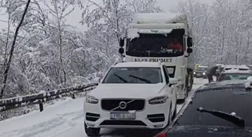 Волвом по снијегу шлепао камион