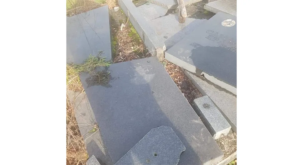Уништени православни надгробни споменици у Живиницама