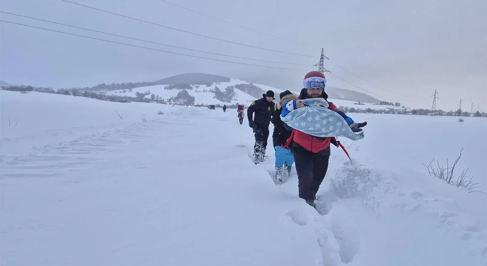 Кроз наносе носили бебу: Храбри спасиоци евакуисали 100 особа и 48 возила