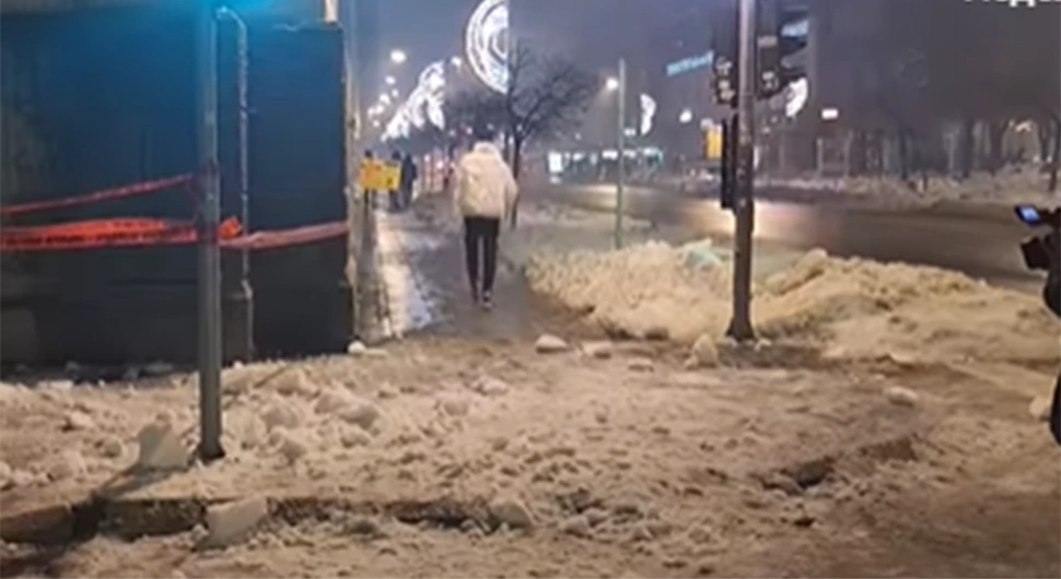 Дјечак (9) на којег је пао снијег са крова Градске управе држављанин Словеније
