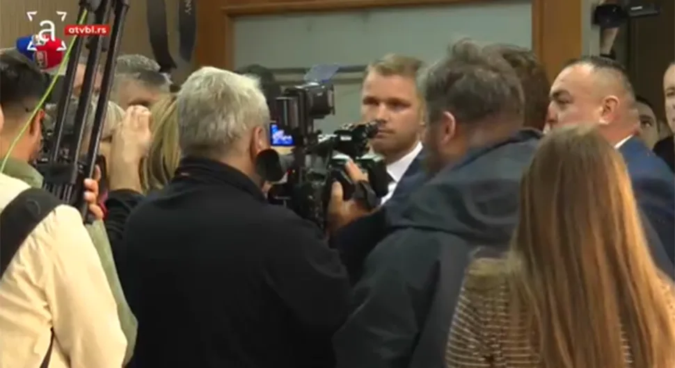 Станивуковић и Петровић у Народној скупштини Српске: Хоће да уђу у салу