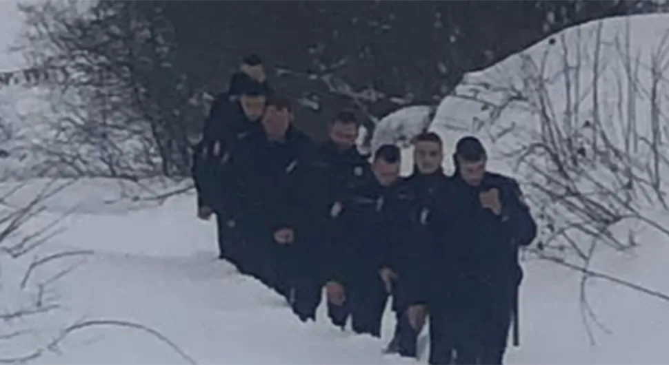 Комшије га нису видјеле неколико дана: Полицајци пјешачили два километра по дубоком снијегу до њега