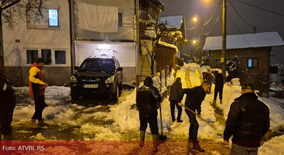 Мјештани бањалучког насеља очистили главну улицу: Звали смо надлежне али узалуд