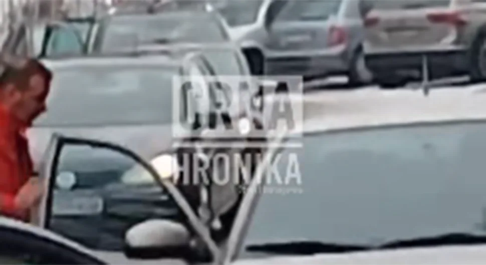 Ни Хитна није могла проћи: Шкодом блокирао пут па се свађао