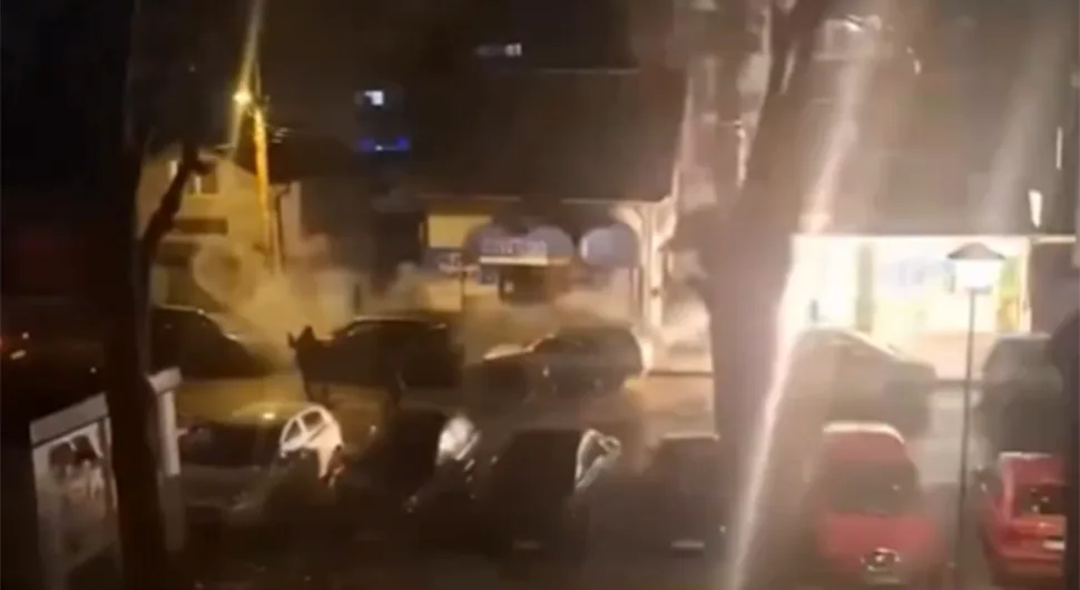 Хаос на улицама Земуна: Туча навијача, сијевале бакље и каишеви