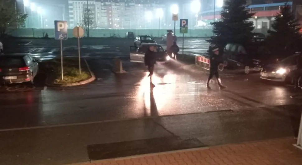 Уклоњени бетонски блокови на улазима у паркинг испред републичких институција