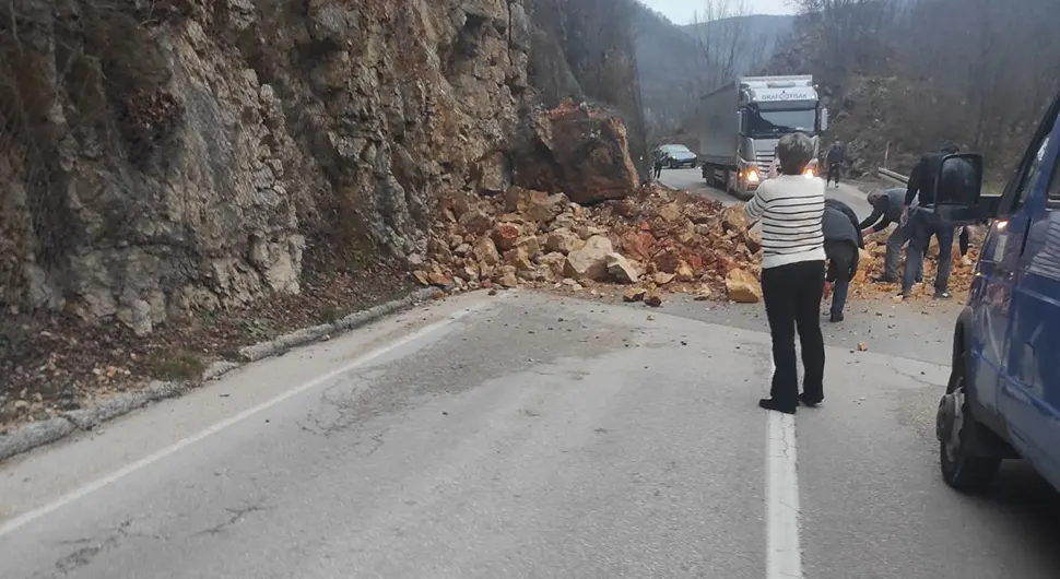 Потпуно обустављен саобраћај на путу Мркоњић Град- Црна Ријека