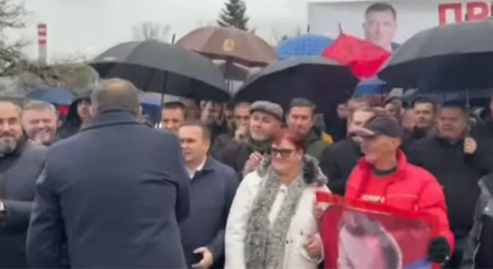 'Свака би фукара да убије вука': Предсједник Додик пјесмом дочекан испред Суда