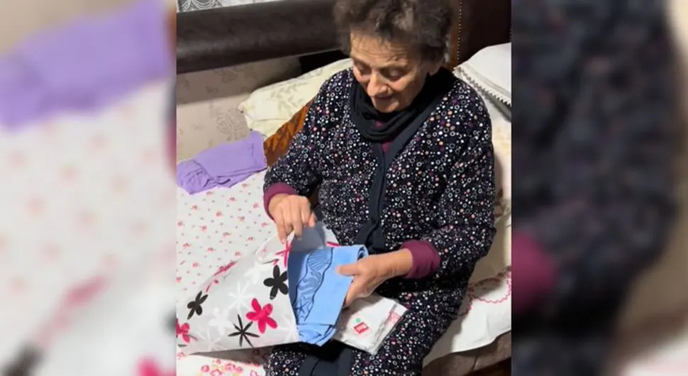 Снимак баке и унука расплакао све који су га гледали: ''Даћу теби, ти немаш овакав''