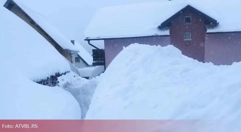 У Кнежеву алармантно: Екипе се боре али снијег не престаје падати
