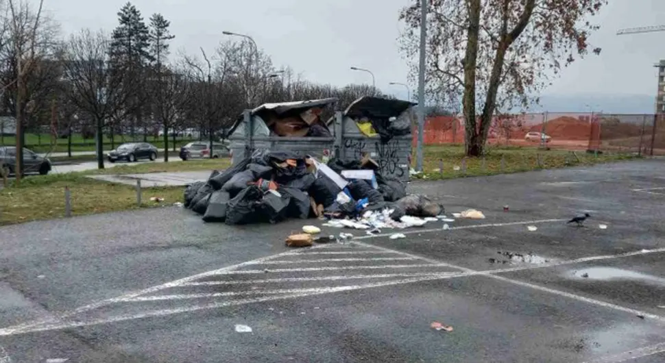 Посљедице одлуке градоначелника Бањалуке; На јавном паркингу се гомила отпад