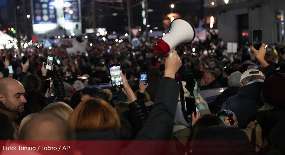 Инцидент на протесту у Београду: Демонстрант претукао човјека