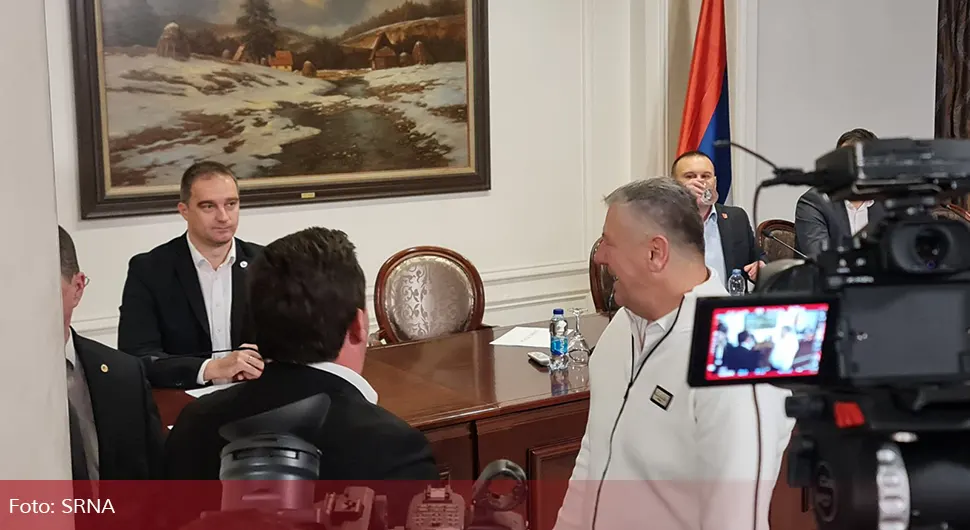 Начелници и градоначелници из опозиције напустили сједницу: Петровић излази из Савеза?